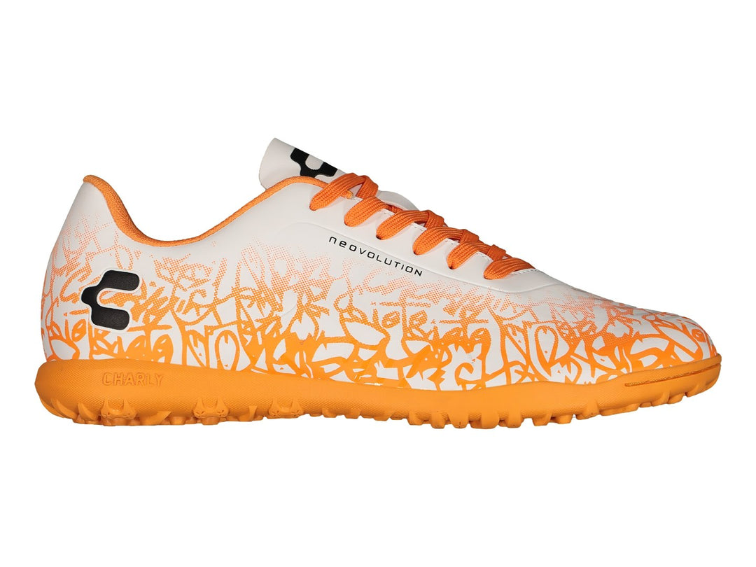 Zapato de fútbol Charly color blanco con detalles y suela naranja, diseño sintético para cancha Turf.