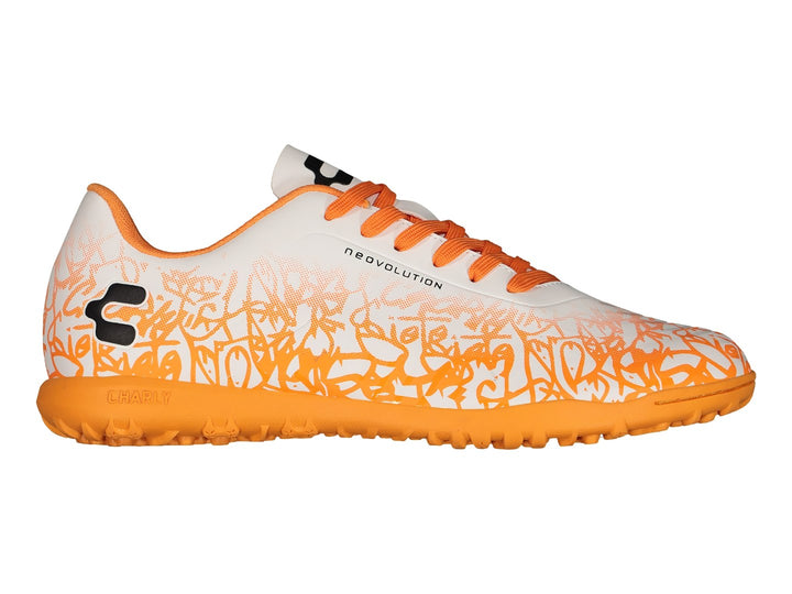 Zapato de fútbol Charly color blanco con detalles y suela naranja, diseño sintético para cancha Turf.