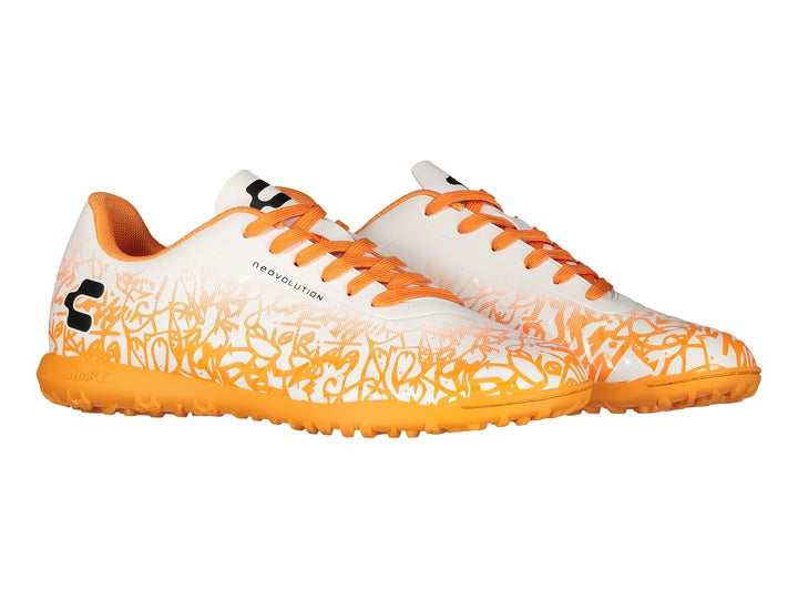 Zapato de fútbol Charly color blanco con detalles y suela naranja, diseño sintético para cancha Turf.