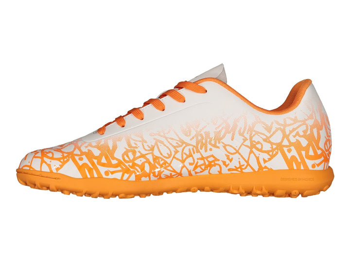 Zapato de fútbol Charly color blanco con detalles y suela naranja, diseño sintético para cancha Turf.
