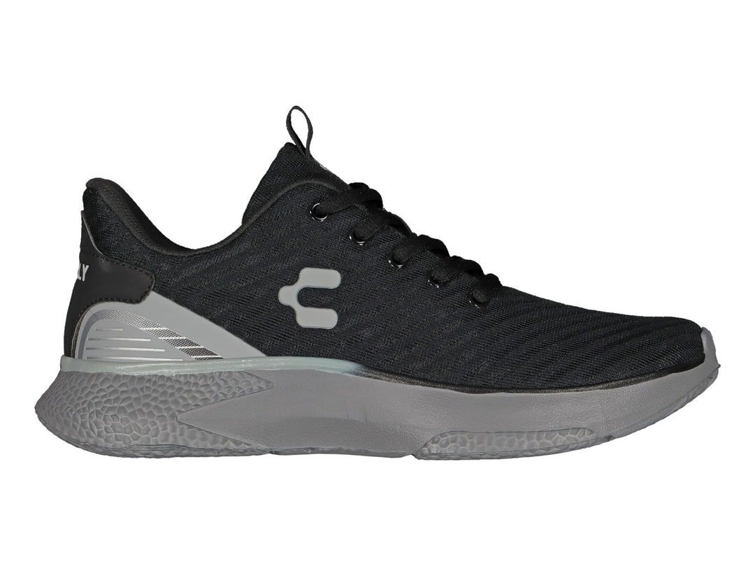 Tenis deportivos Charly en color negro con suela y detalles en gris.