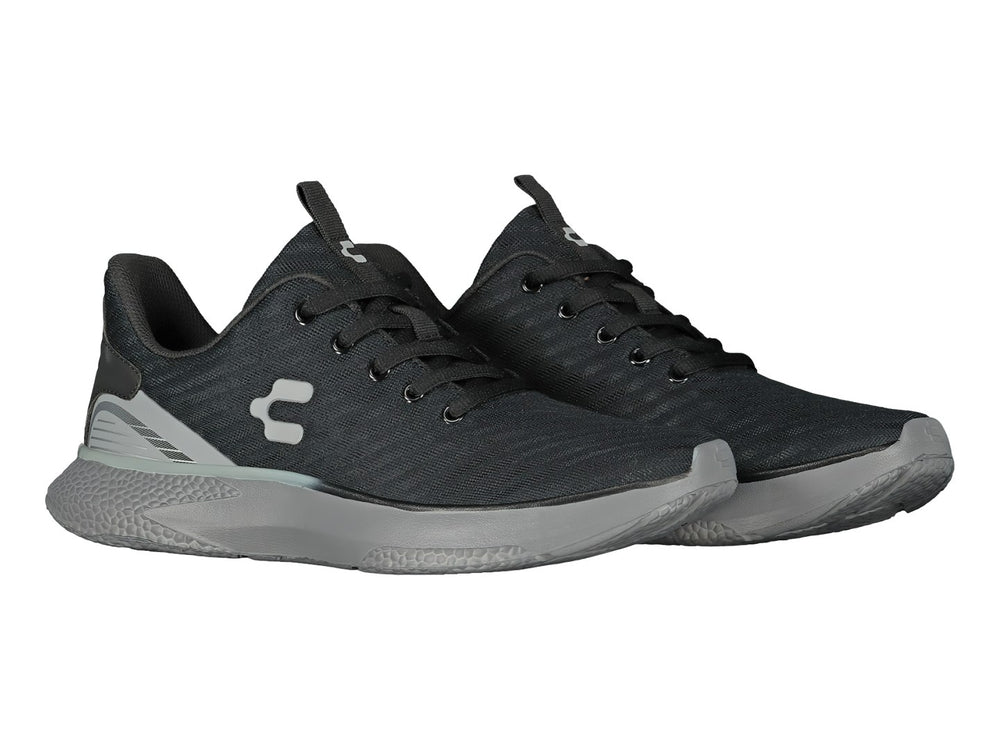 Tenis deportivos Charly en color negro con suela y detalles en gris.