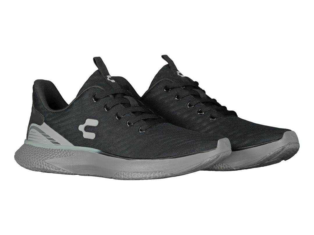 Tenis deportivos Charly en color negro con suela y detalles en gris.