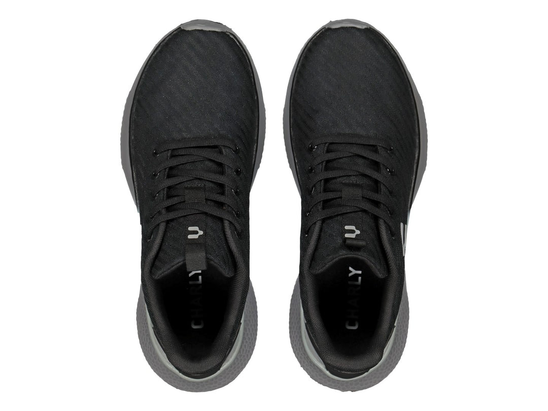 Tenis deportivos Charly en color negro con suela y detalles en gris.