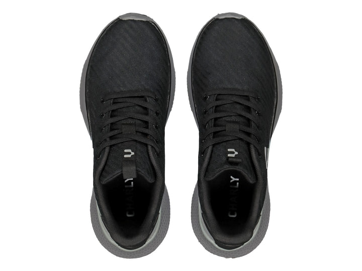 Tenis deportivos Charly en color negro con suela y detalles en gris.