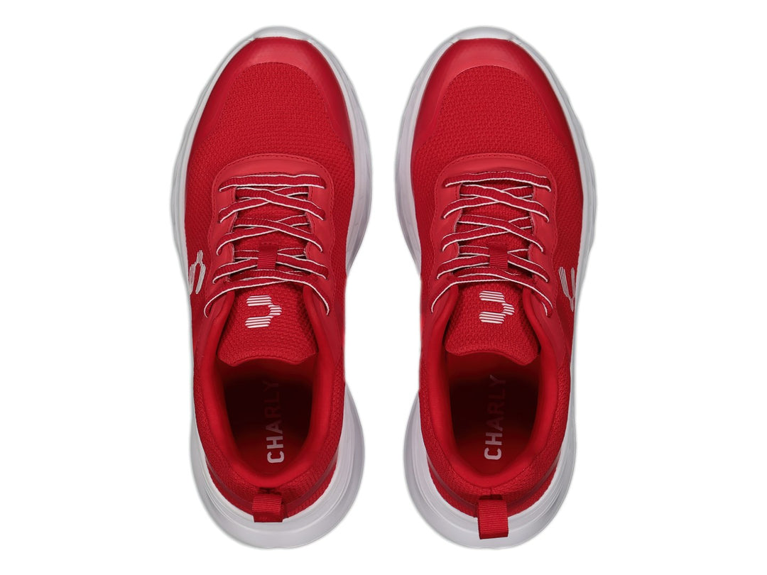 Tenis deportivos Charly de color rojo con suela blanca.