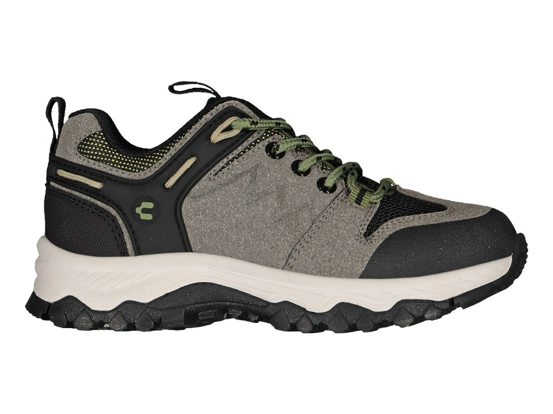 Zapato deportivo Charly en color gris con detalles negros y verdes, suela blanca y negra para actividades al aire libre.