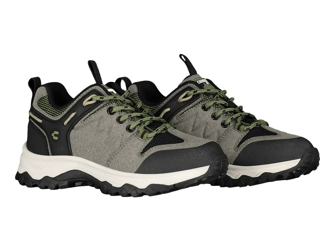 Zapato deportivo Charly en color gris con detalles negros y verdes, suela blanca y negra para actividades al aire libre.