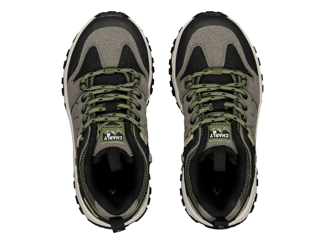 Zapato deportivo Charly en color gris con detalles negros y verdes, suela blanca y negra para actividades al aire libre.