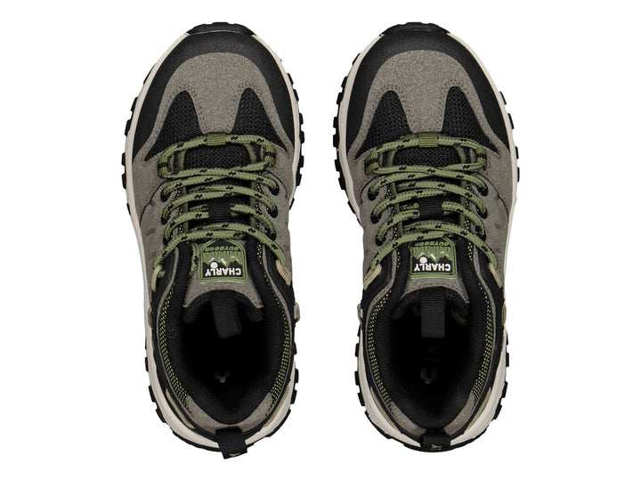 Zapato deportivo Charly en color gris con detalles negros y verdes, suela blanca y negra para actividades al aire libre.