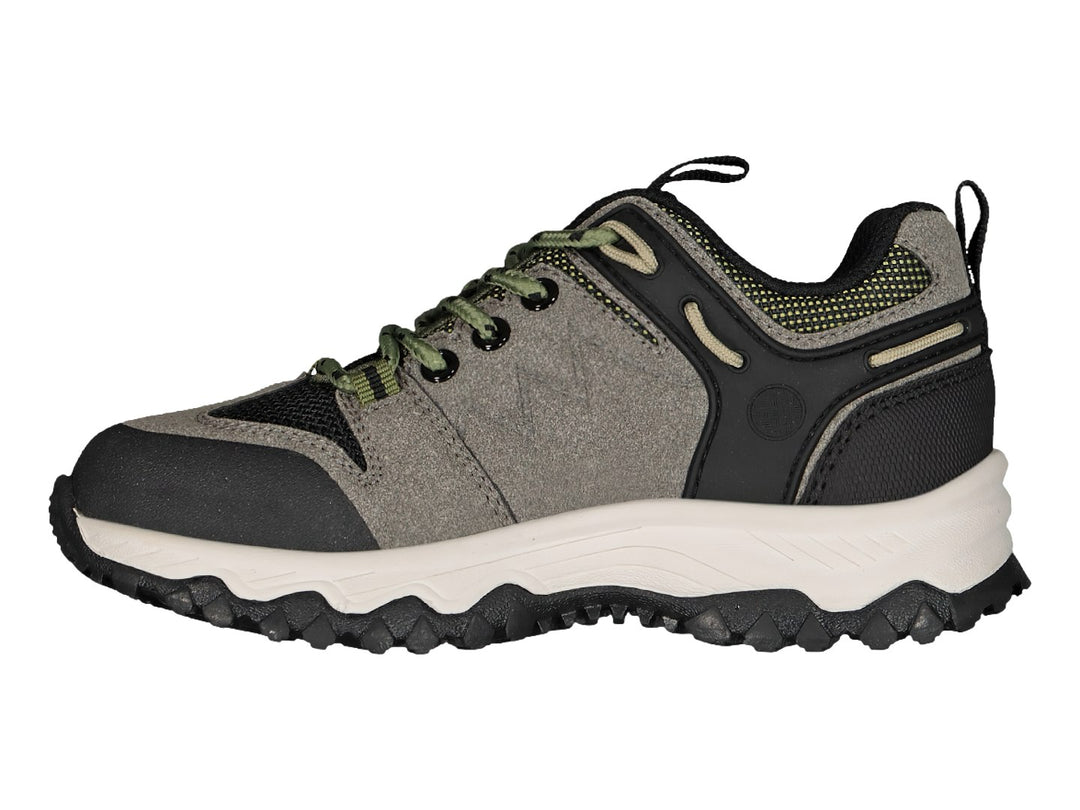 Zapato deportivo Charly en color gris con detalles negros y verdes, suela blanca y negra para actividades al aire libre.