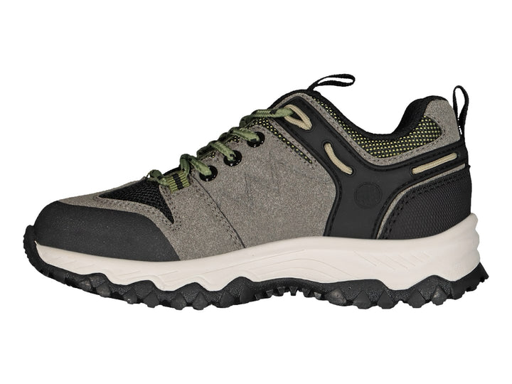 Zapato deportivo Charly en color gris con detalles negros y verdes, suela blanca y negra para actividades al aire libre.