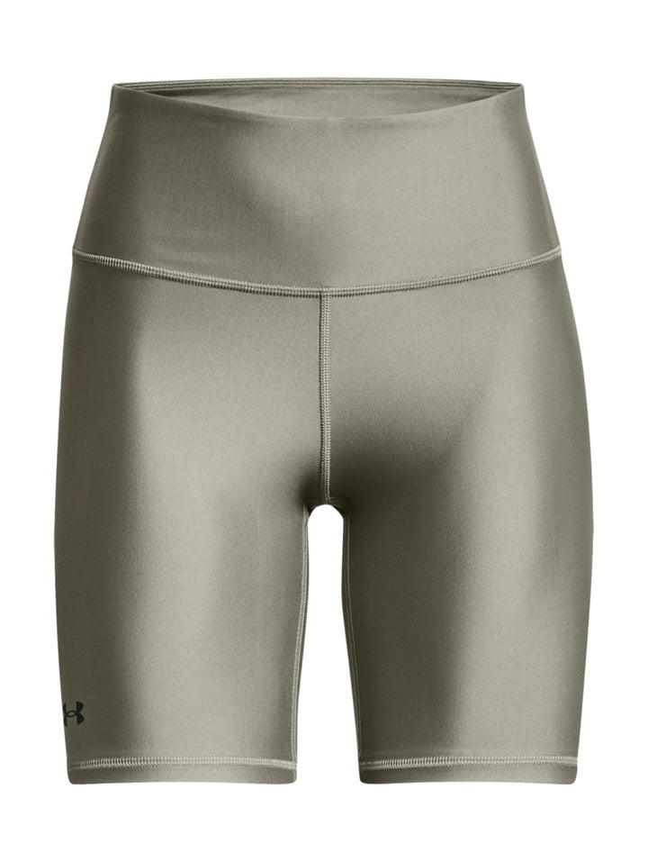Mujer vistiendo shorts deportivos Under Armour color verde oliva de corte ajustado y cintura alta.