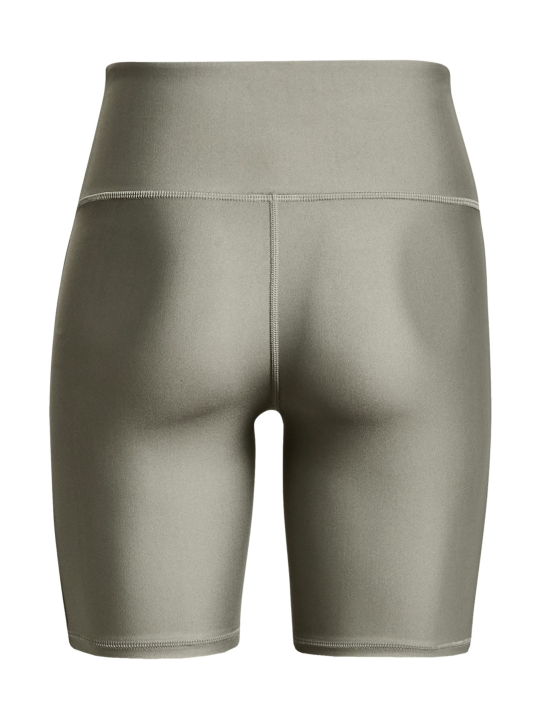 Mujer vistiendo shorts deportivos Under Armour color verde oliva de corte ajustado y cintura alta.