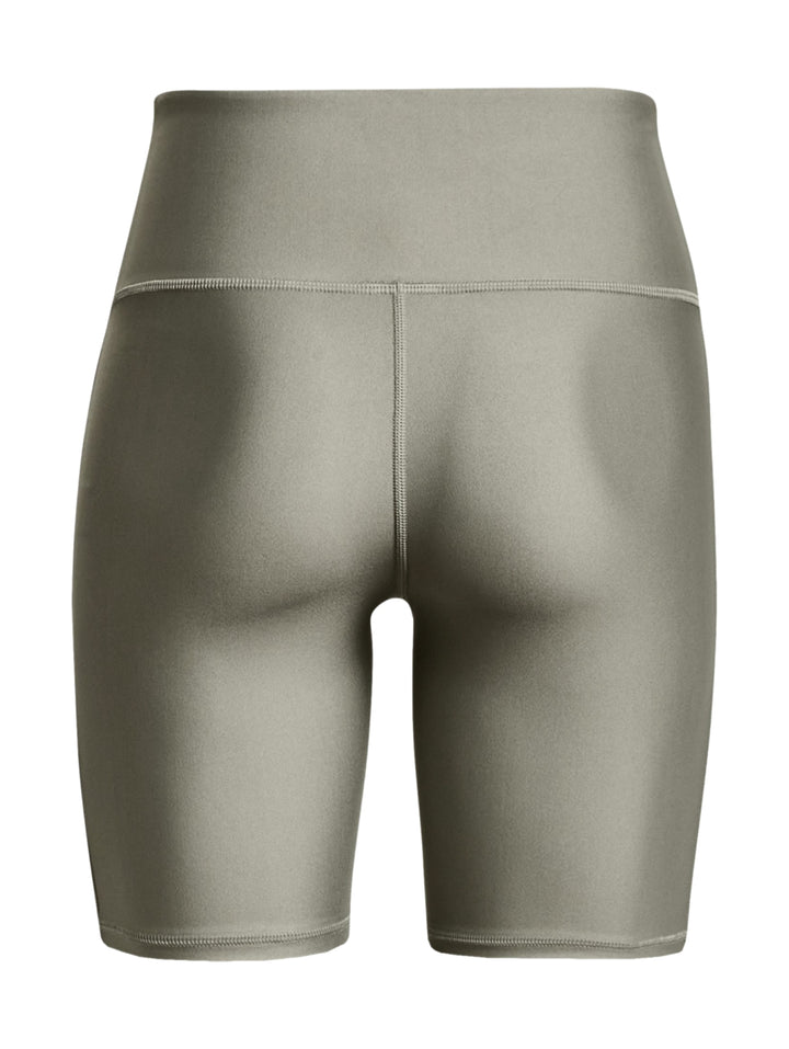 Mujer vistiendo shorts deportivos Under Armour color verde oliva de corte ajustado y cintura alta.