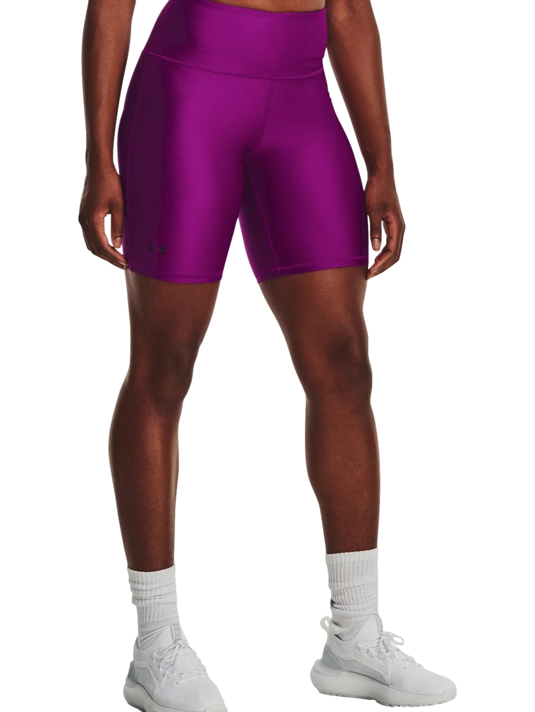 Mujer vistiendo shorts deportivos tipo ciclista de color morado.