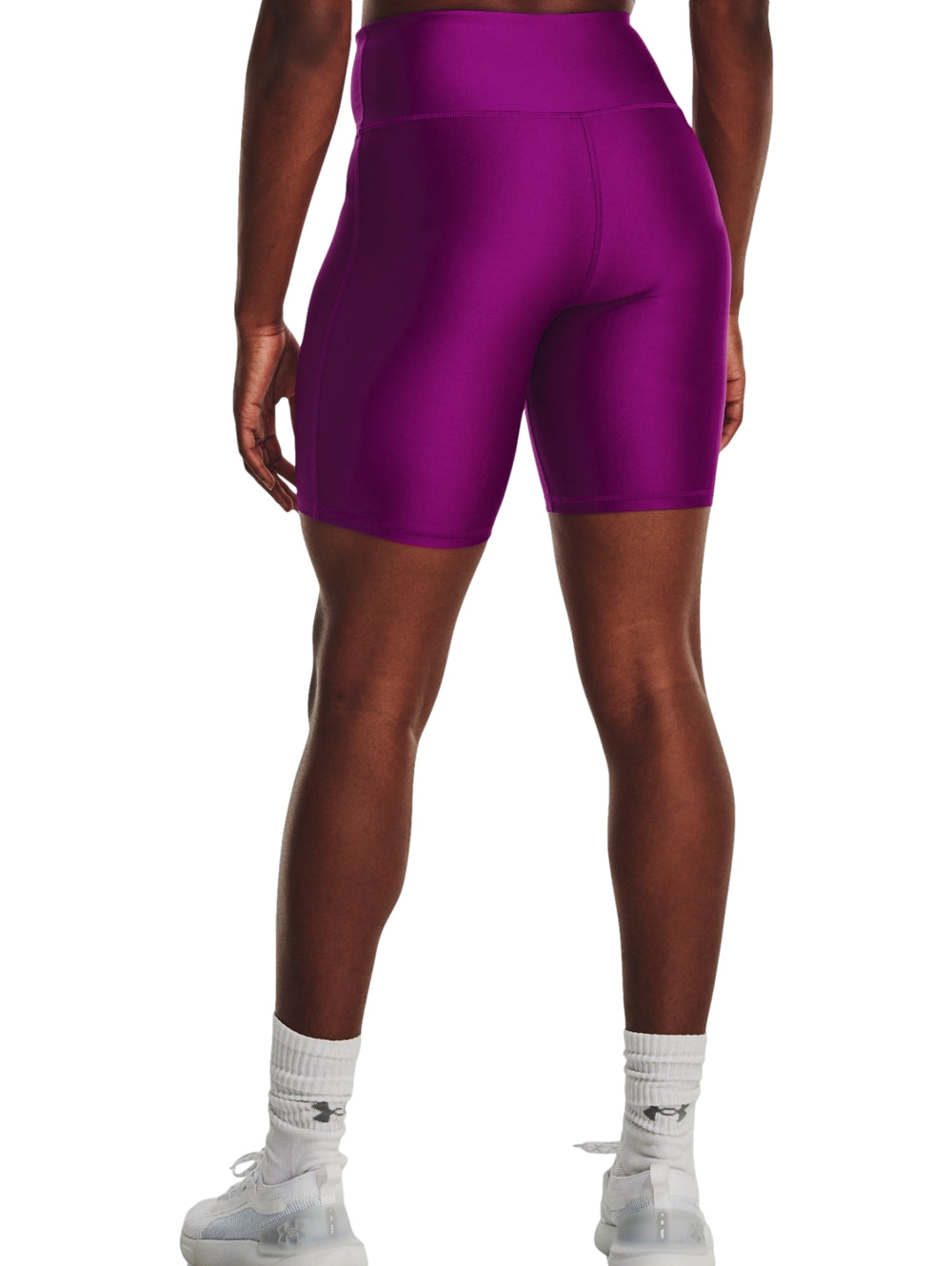 Mujer vistiendo shorts deportivos tipo ciclista de color morado.
