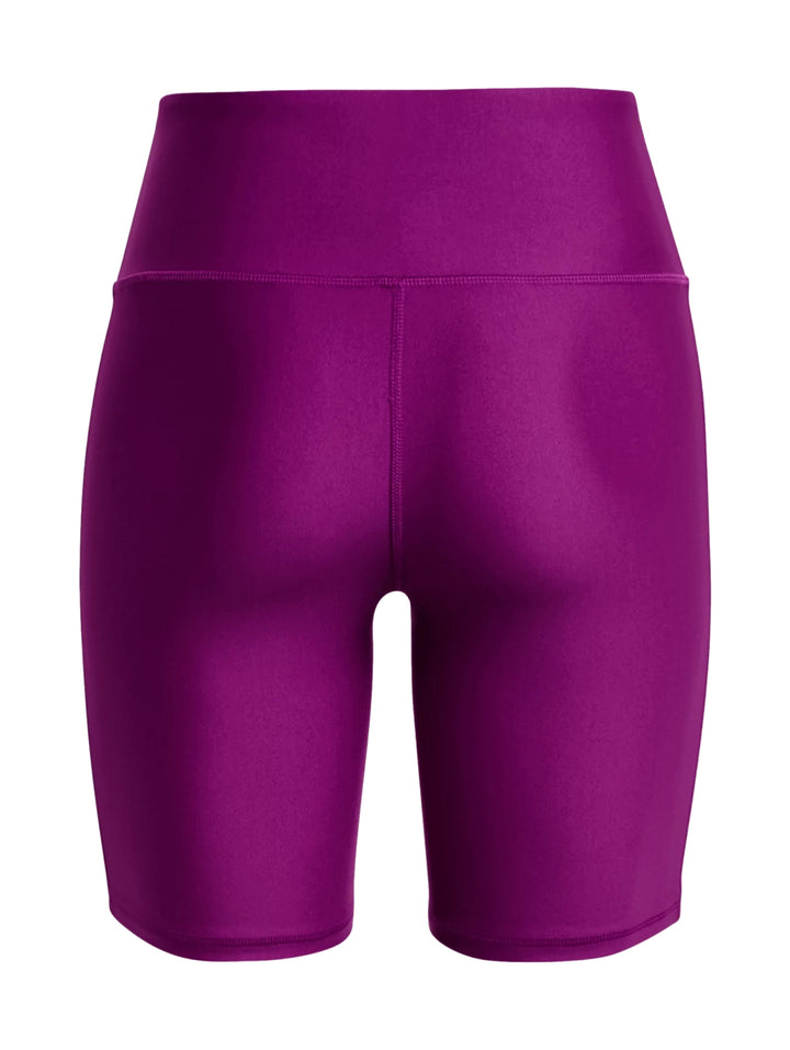 Mujer vistiendo shorts deportivos tipo ciclista de color morado.