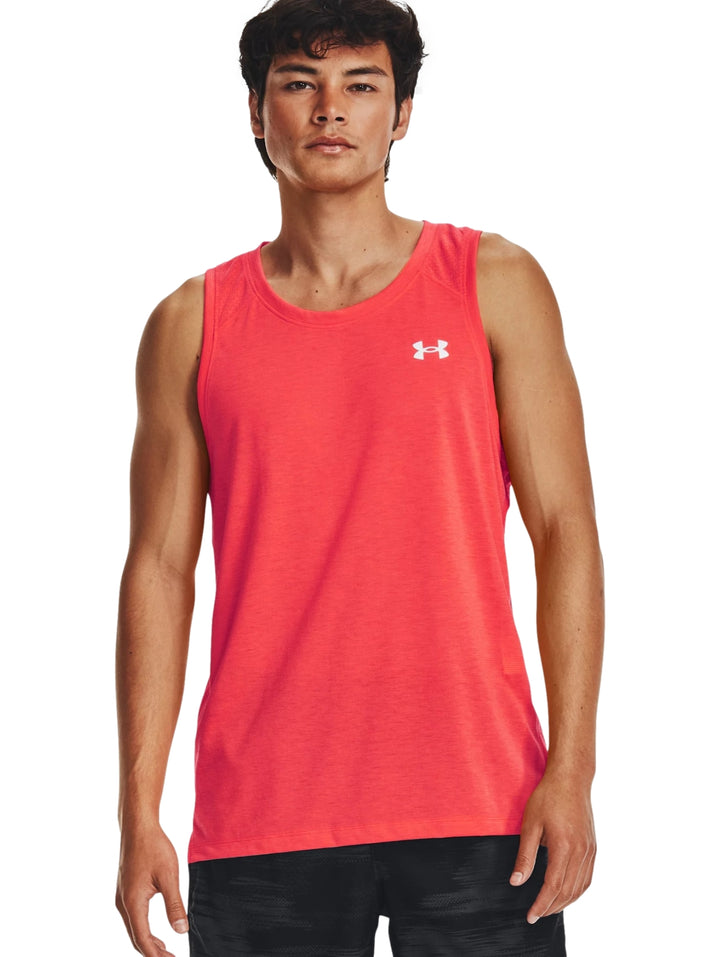 Hombre vistiendo una camiseta deportiva sin mangas de color rojo de la marca Under Armour.