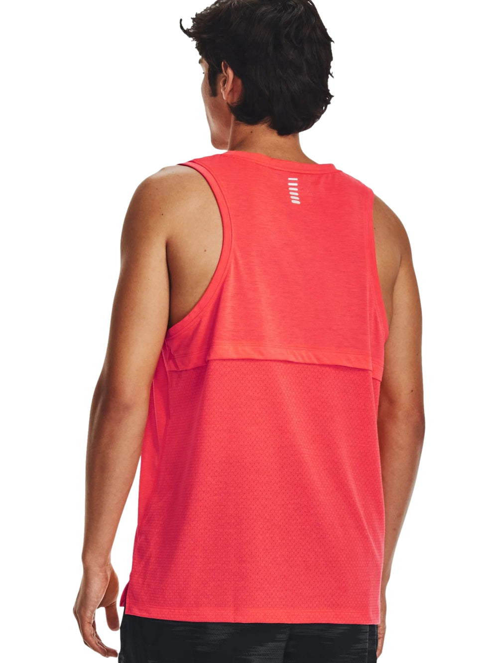 Hombre vistiendo una camiseta deportiva sin mangas de color rojo de la marca Under Armour.