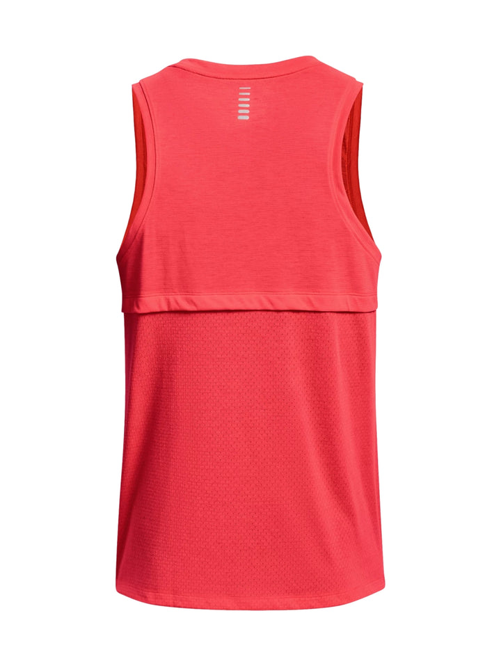 Hombre vistiendo una camiseta deportiva sin mangas de color rojo de la marca Under Armour.