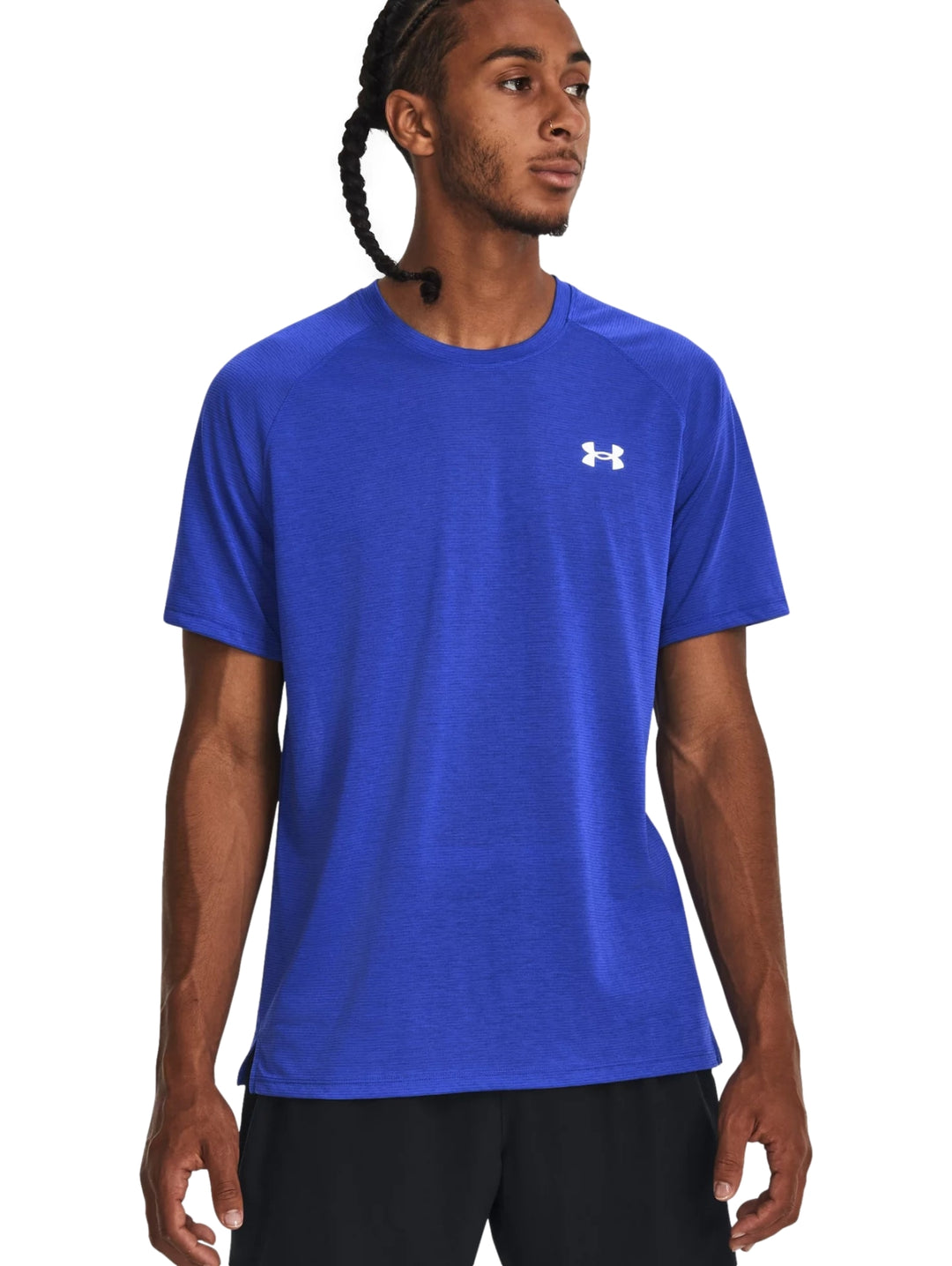 Hombre vistiendo una camiseta deportiva azul de manga corta Under Armour con logo blanco.