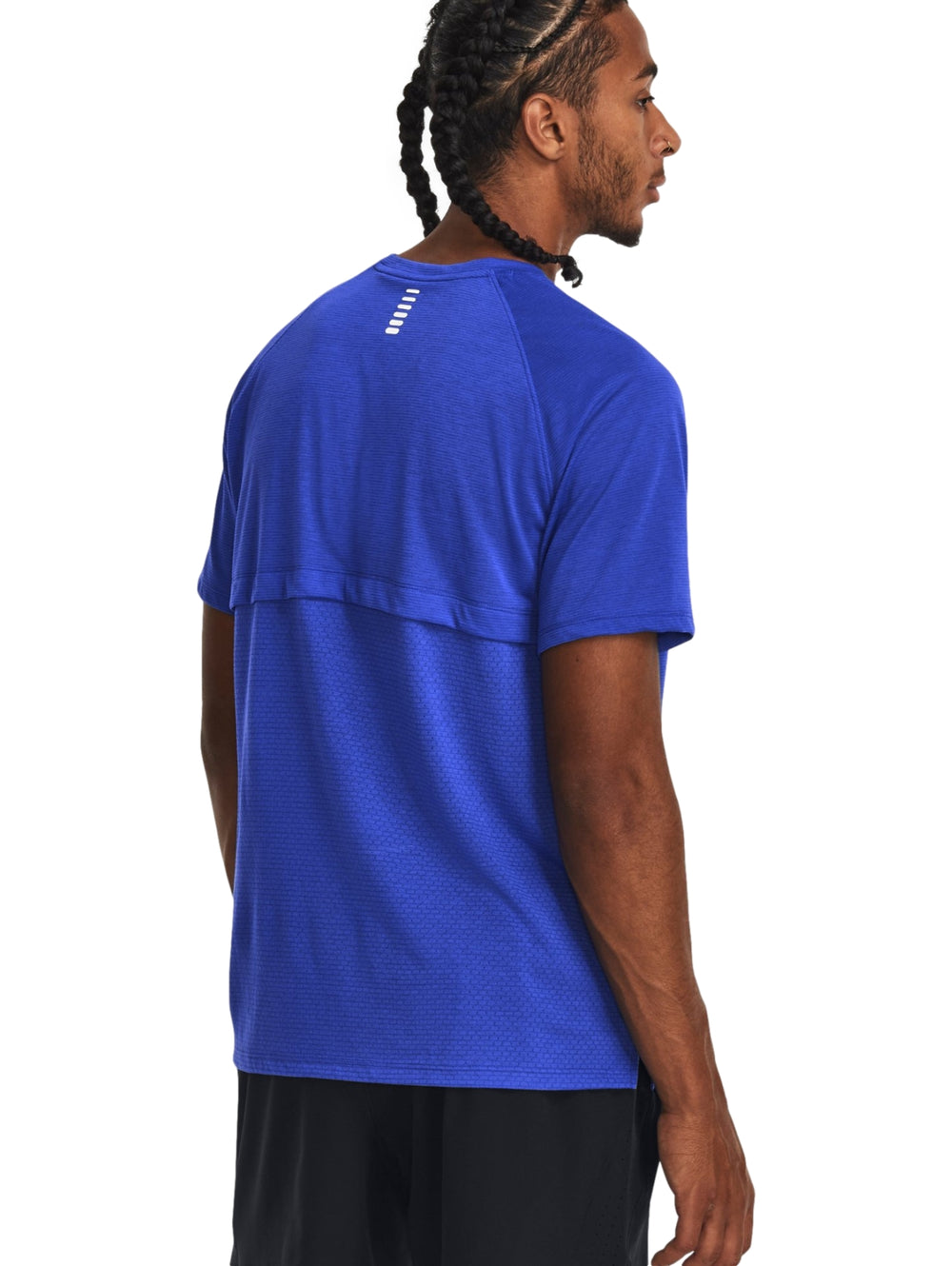 Hombre vistiendo una camiseta deportiva azul de manga corta Under Armour con logo blanco.