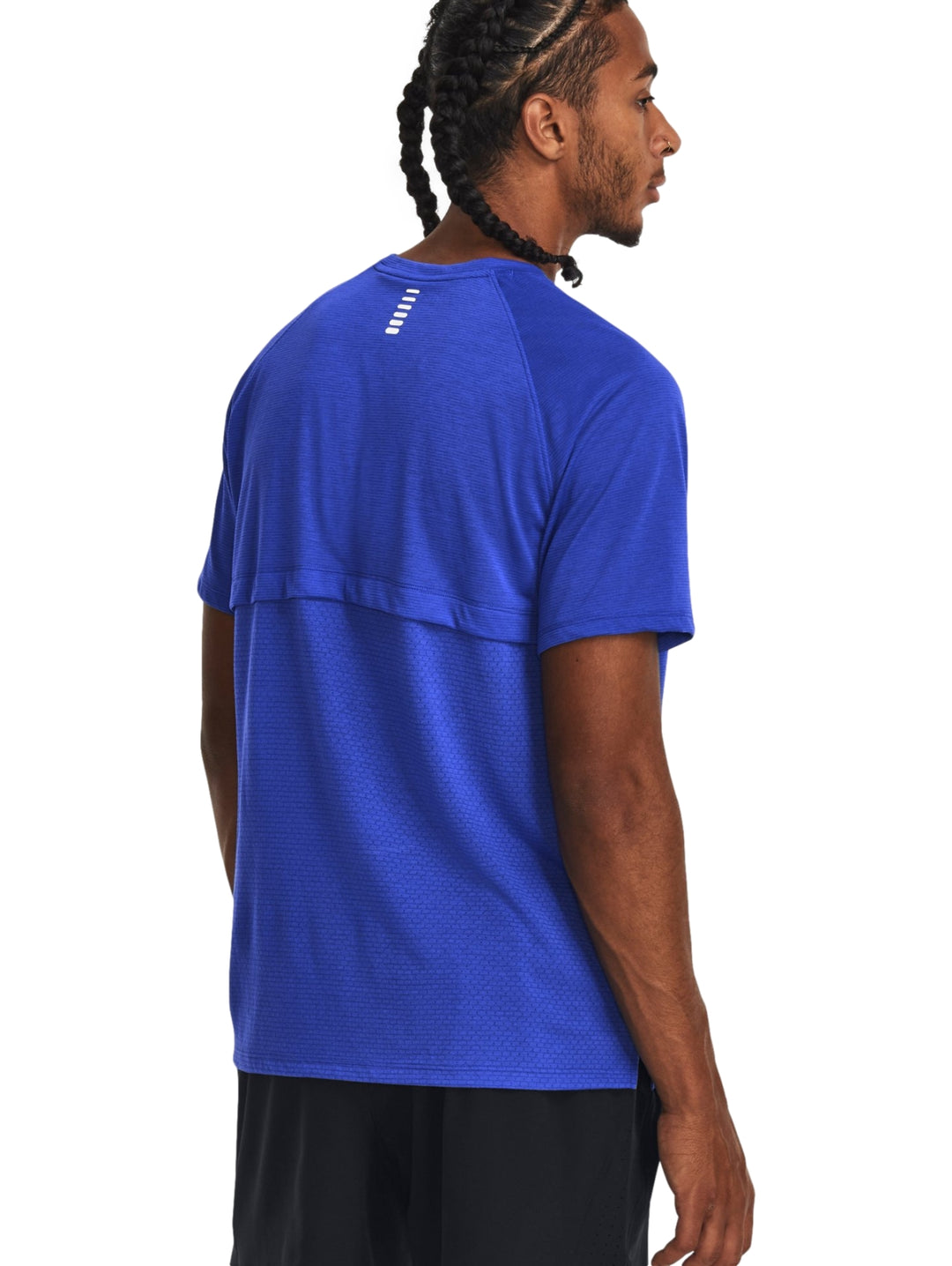 Hombre vistiendo una camiseta deportiva azul de manga corta Under Armour con logo blanco.