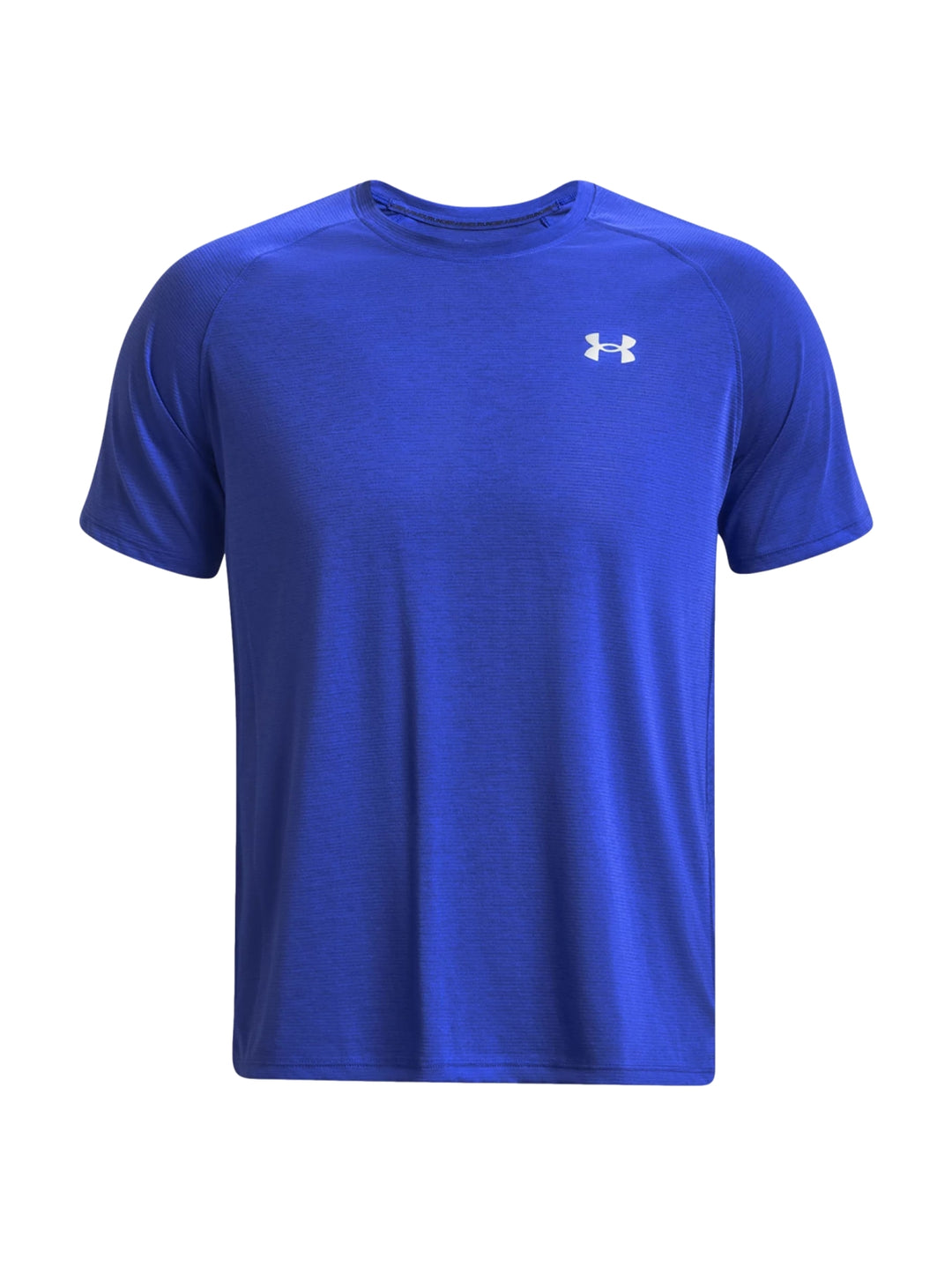 Hombre vistiendo una camiseta deportiva azul de manga corta Under Armour con logo blanco.
