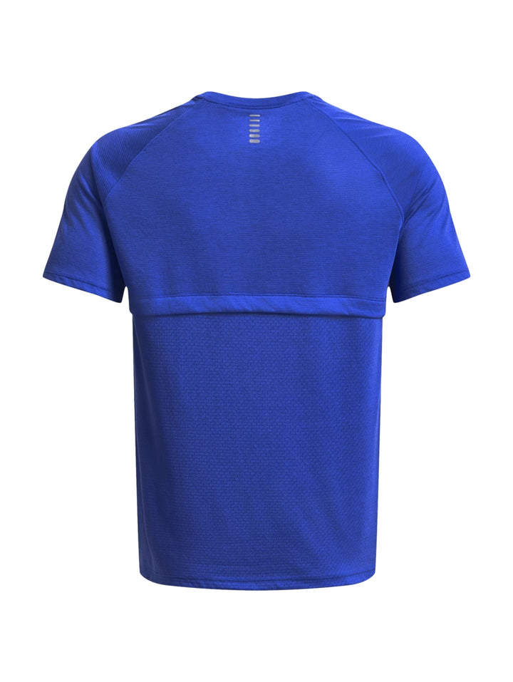 Hombre vistiendo una camiseta deportiva azul de manga corta Under Armour con logo blanco.