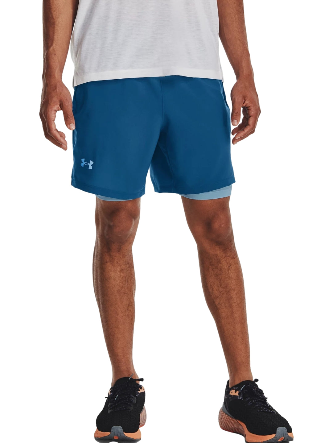 Shorts deportivos Under Armour color azul con forro interno gris para hombre.