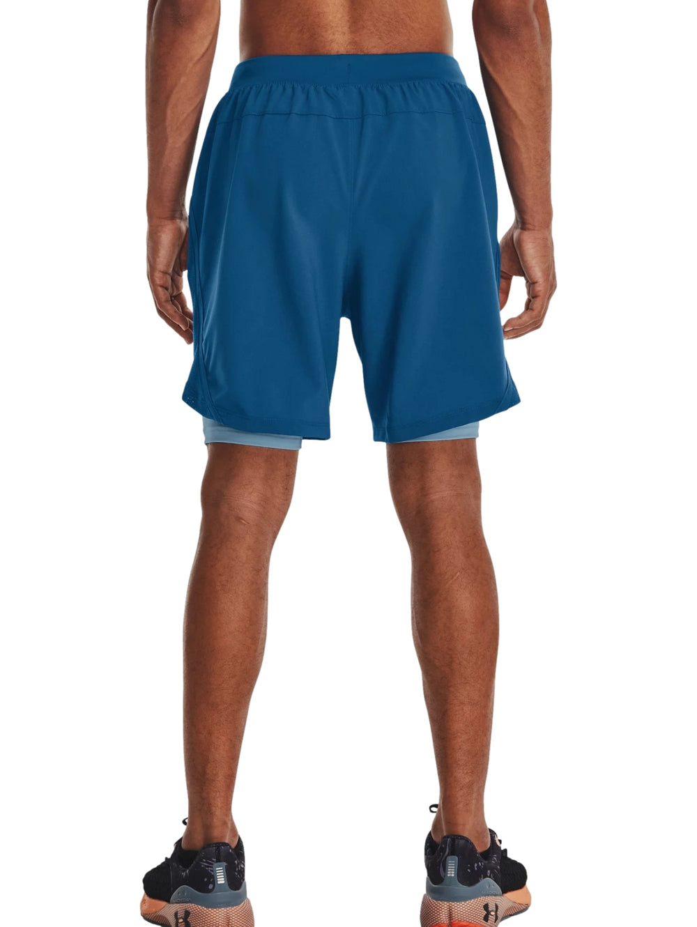 Shorts deportivos Under Armour color azul con forro interno gris para hombre.