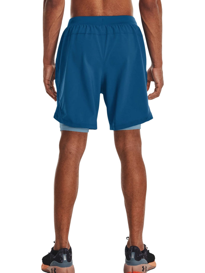 Shorts deportivos Under Armour color azul con forro interno gris para hombre.