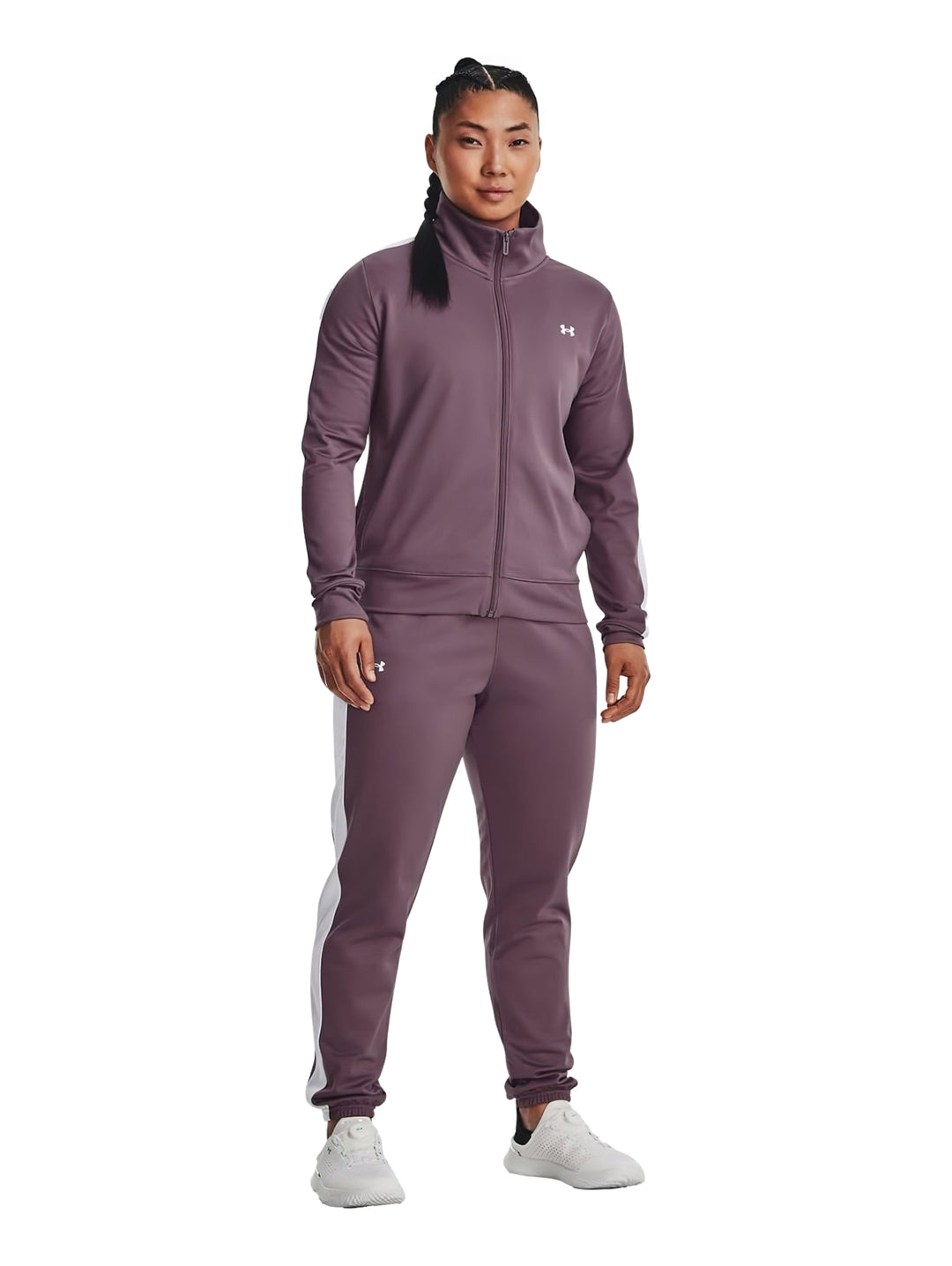 Mujer vistiendo un conjunto deportivo Under Armour de color morado con detalles blancos.