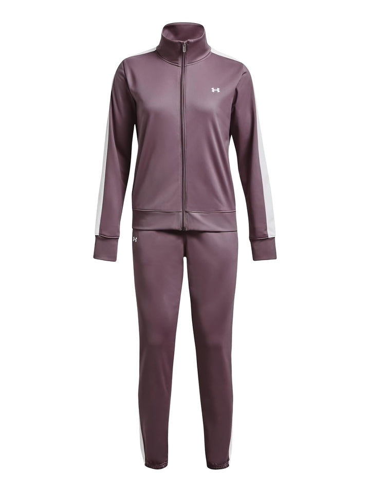 Mujer vistiendo un conjunto deportivo Under Armour de color morado con detalles blancos.