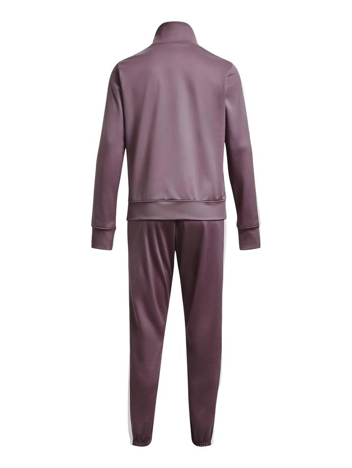 Mujer vistiendo un conjunto deportivo Under Armour de color morado con detalles blancos.