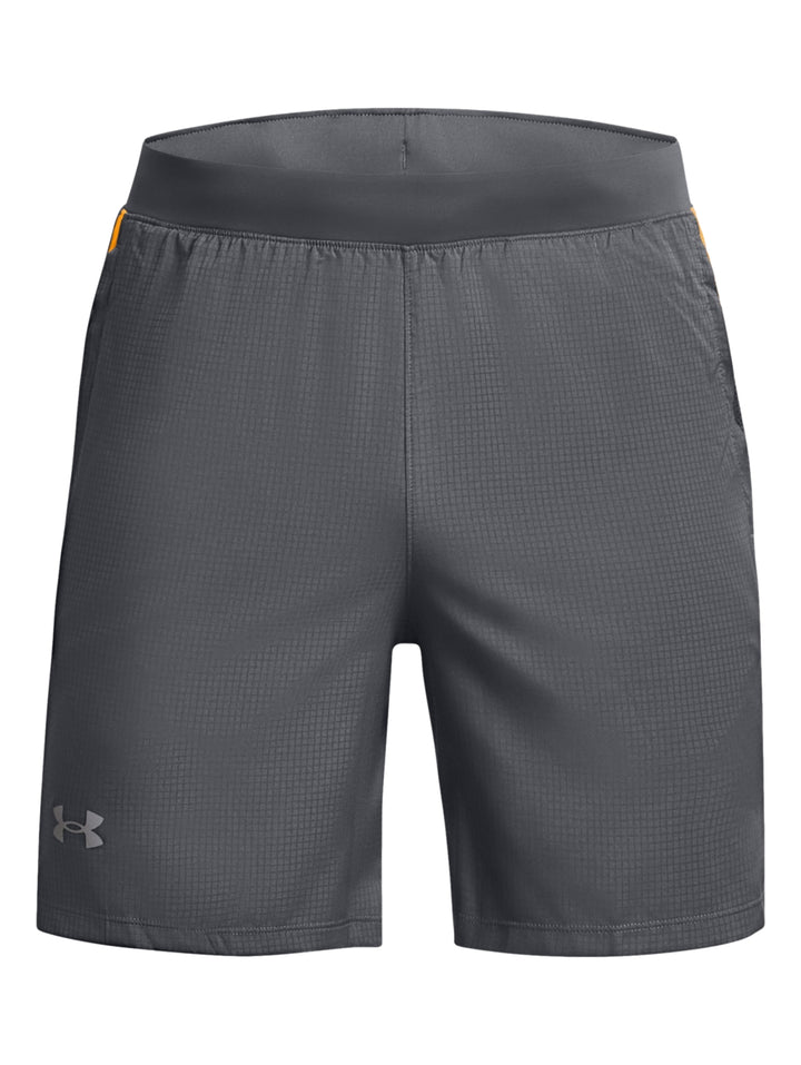 Hombre vistiendo shorts deportivos color gris de la marca Under Armour.