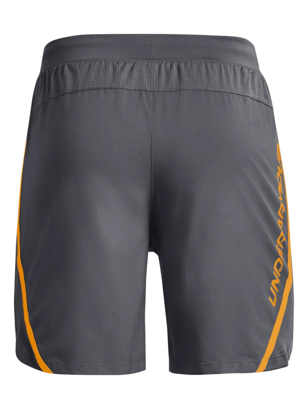 Hombre vistiendo shorts deportivos color gris de la marca Under Armour.