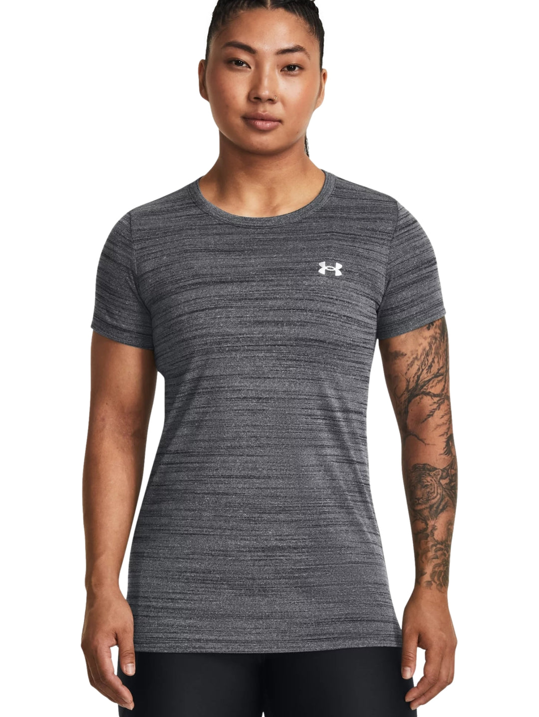 Mujer vistiendo camiseta deportiva Under Armour de color negro jaspeado con manga corta y cuello redondo.