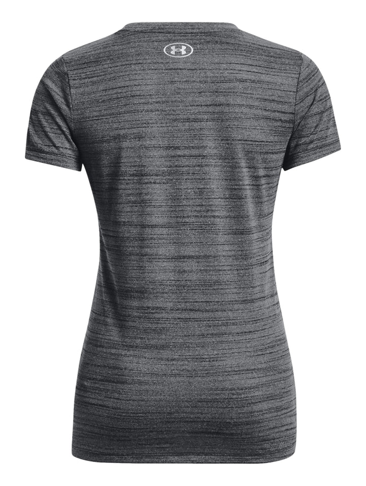 Mujer vistiendo camiseta deportiva Under Armour de color negro jaspeado con manga corta y cuello redondo.
