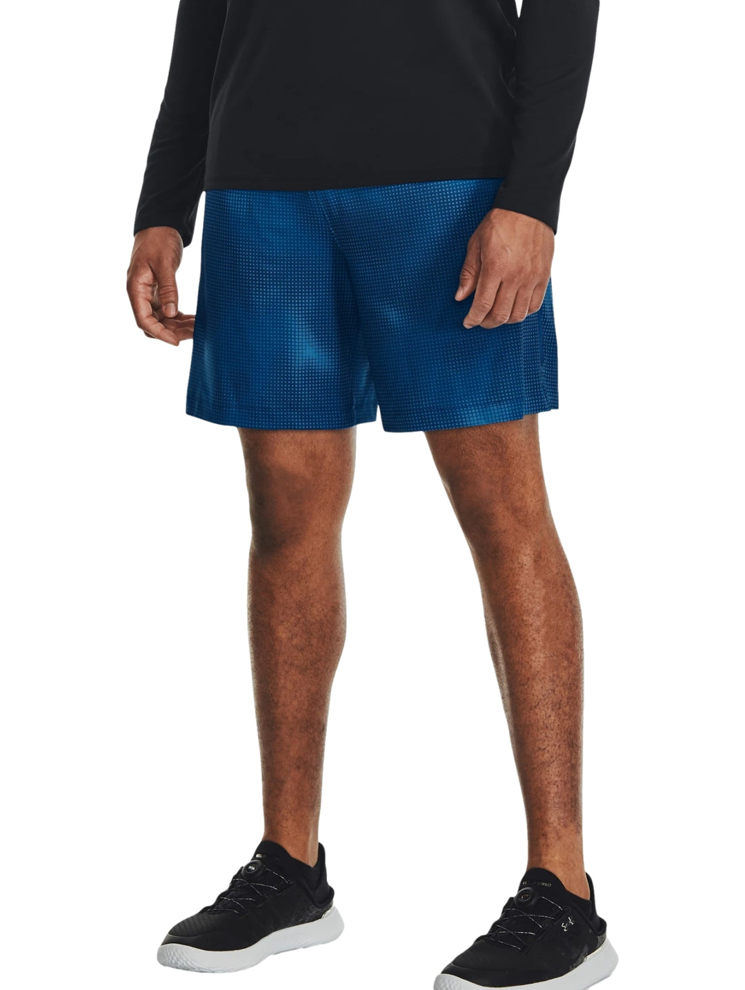 Hombre vistiendo shorts deportivos color azul de la marca Under Armour con un patrón impreso.