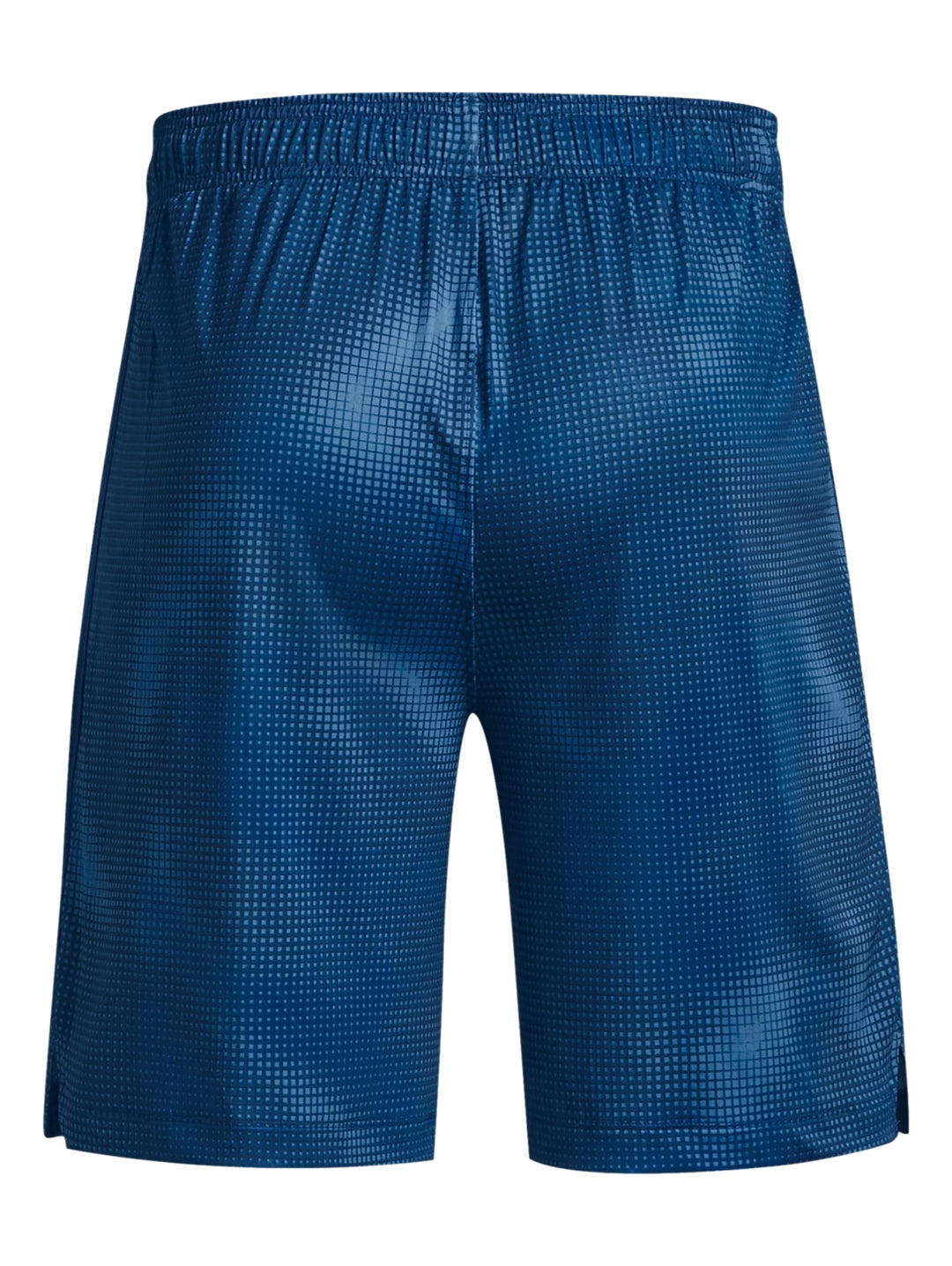 Hombre vistiendo shorts deportivos color azul de la marca Under Armour con un patrón impreso.