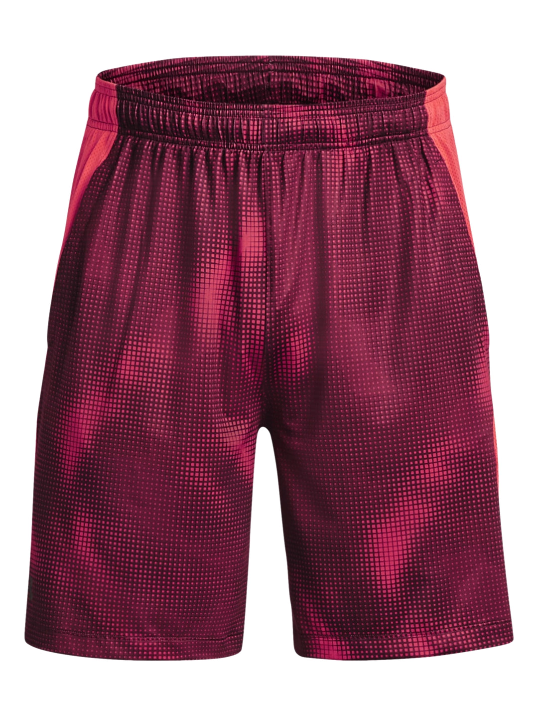 Hombre vistiendo pantalones cortos deportivos Under Armour color maroon con estampado de puntos.