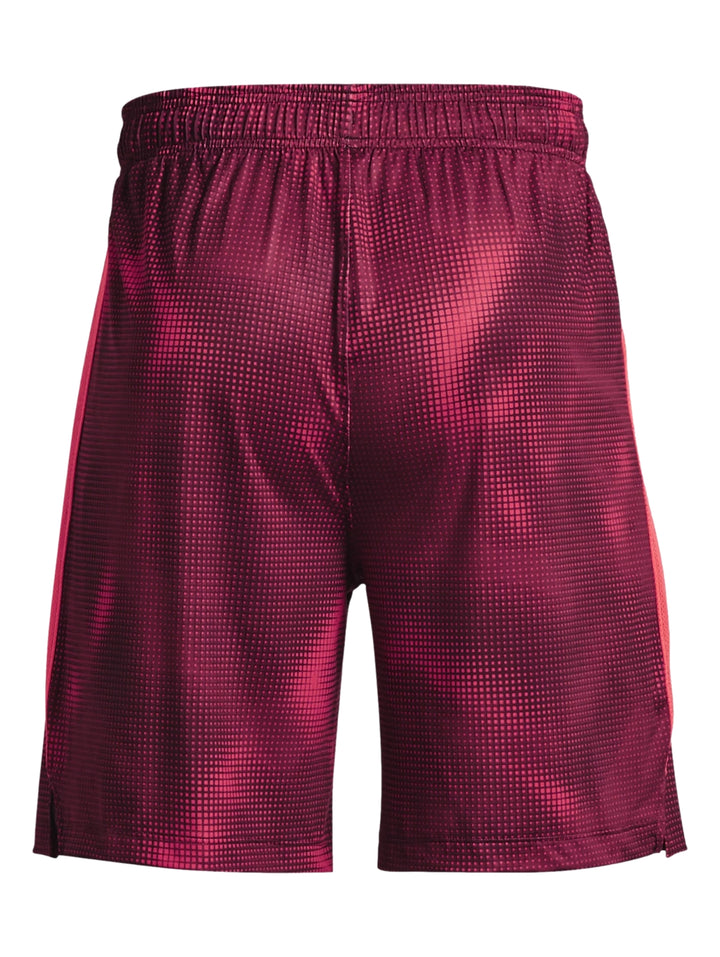 Hombre vistiendo pantalones cortos deportivos Under Armour color maroon con estampado de puntos.