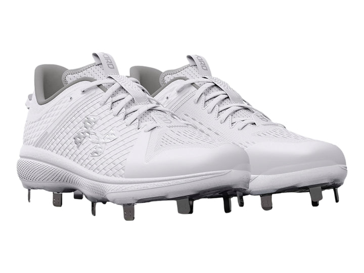 Zapato deportivo Under Armour blanco de corte bajo con tacos grises en la suela.