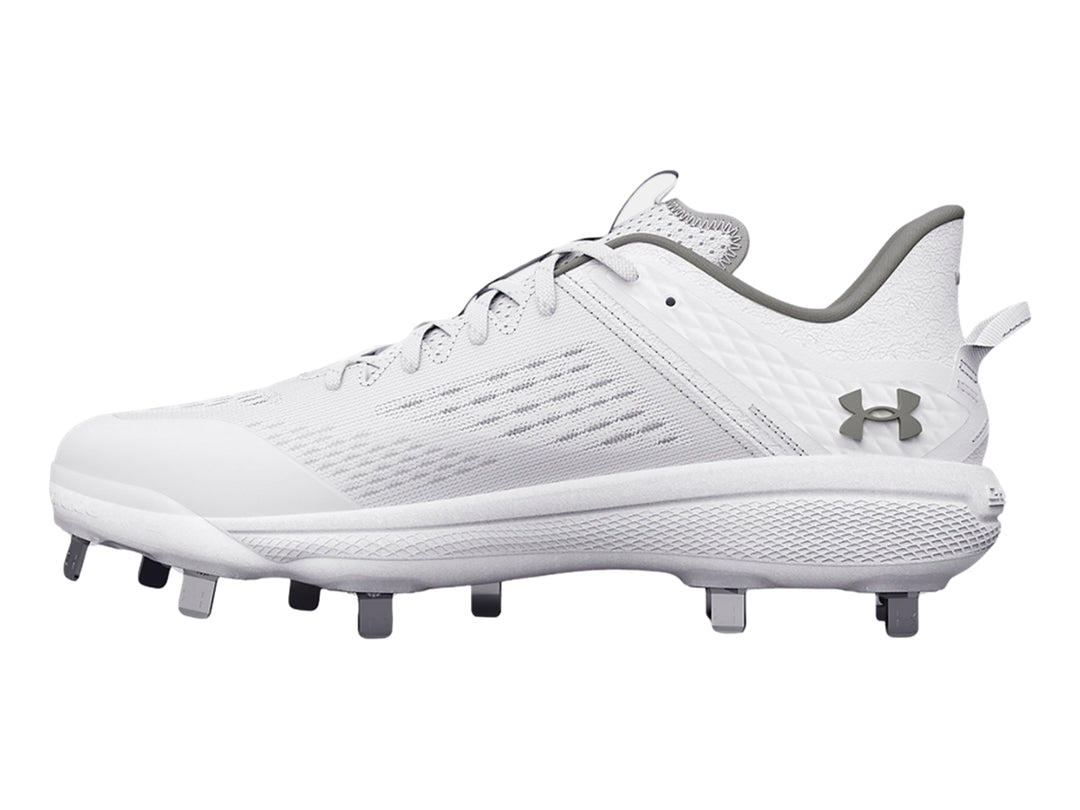 Zapato deportivo Under Armour blanco de corte bajo con tacos grises en la suela.