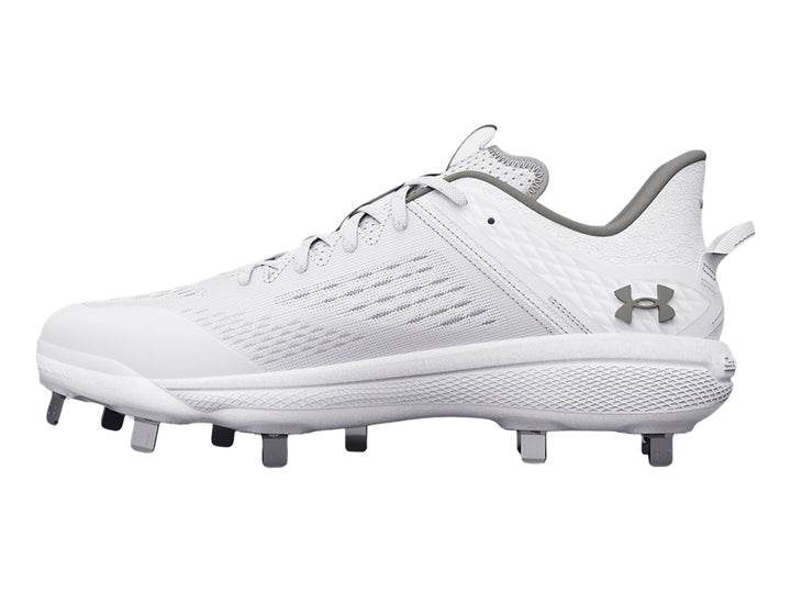 Zapato deportivo Under Armour blanco de corte bajo con tacos grises en la suela.