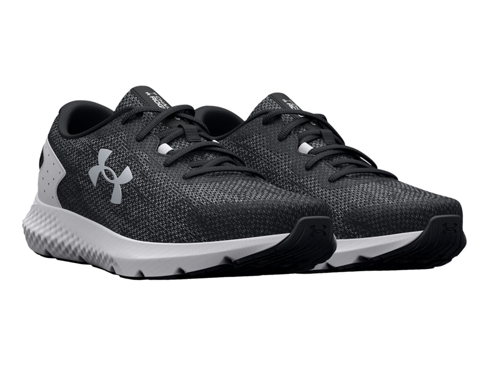 Tenis deportivos Under Armour Charged Rogue 3 Knit en color negro con suela blanca.