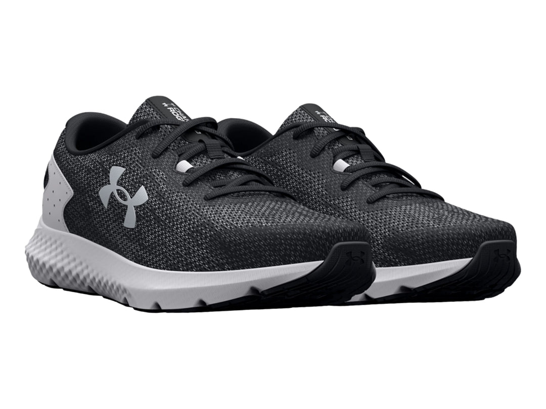 Tenis deportivos Under Armour Charged Rogue 3 Knit en color negro con suela blanca.