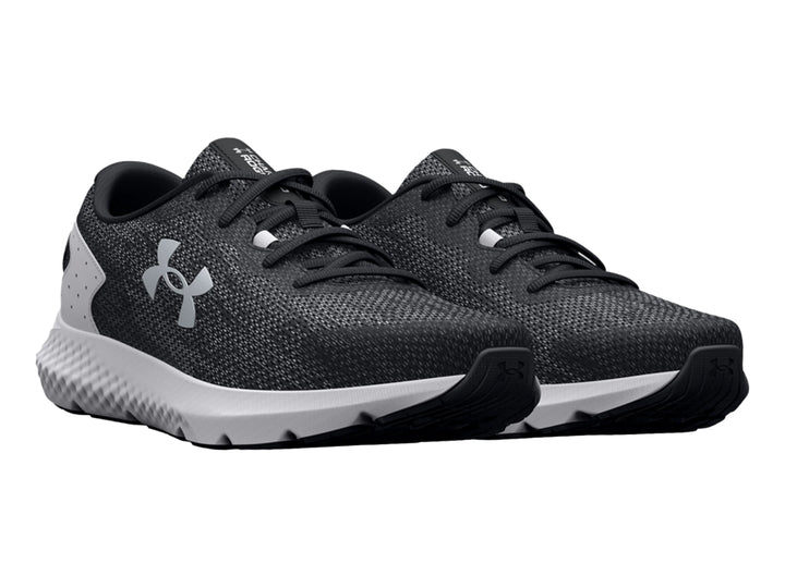 Tenis deportivos Under Armour Charged Rogue 3 Knit en color negro con suela blanca.